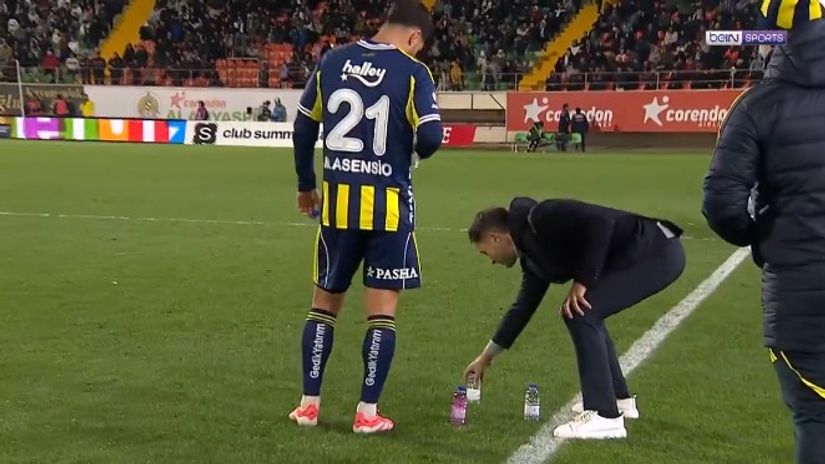 Tedesco giving instructions to Asensio last weekend (©X/beIN Sports Turkiye)