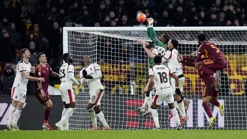 One of Maignan's numerous interventions last night (©Reuters/Matteo Ciambelli/Gallo Images)