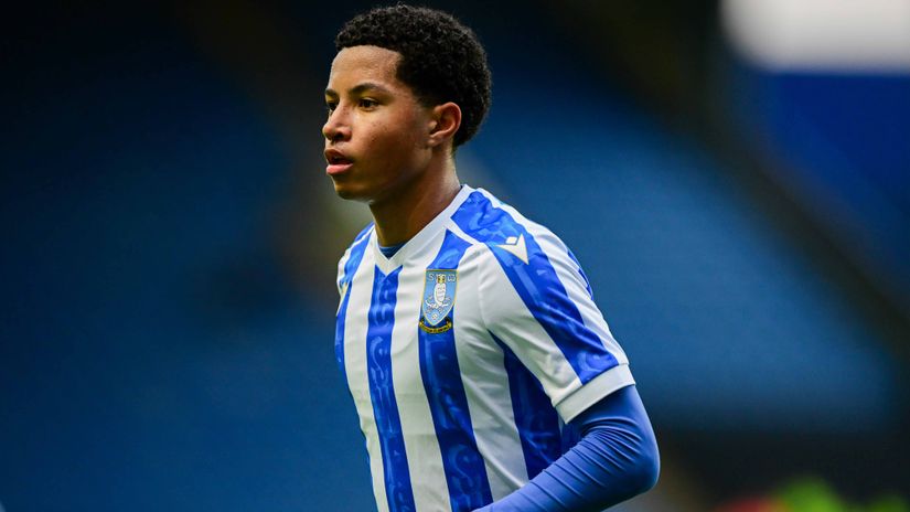 Yisa Alao with Sheffield Wednesday (©Harriet Massey/Getty Images)