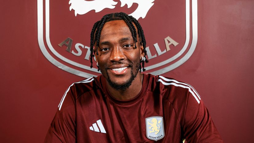 Tammy Abraham at the contract signing (©x.com/AVFCOfficial)
