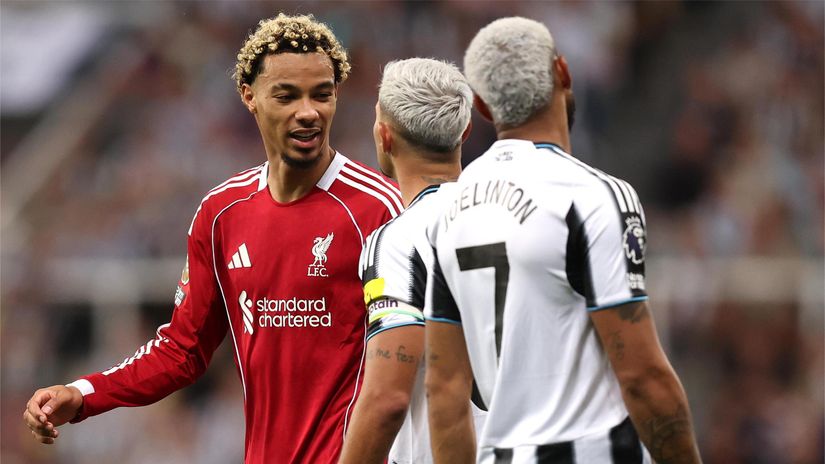 Ekitike having a chat with Bruno Guimaraes and Joelinton of Newcastle (©Getty images)