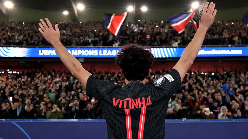 Vitinha with PSG fans (©Getty Images)