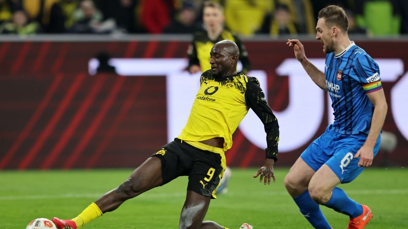 Serhou Guirassy of Dortmund and Patrick Mainka of Heidenheim in action (©Christof Koepsel/Getty Images)