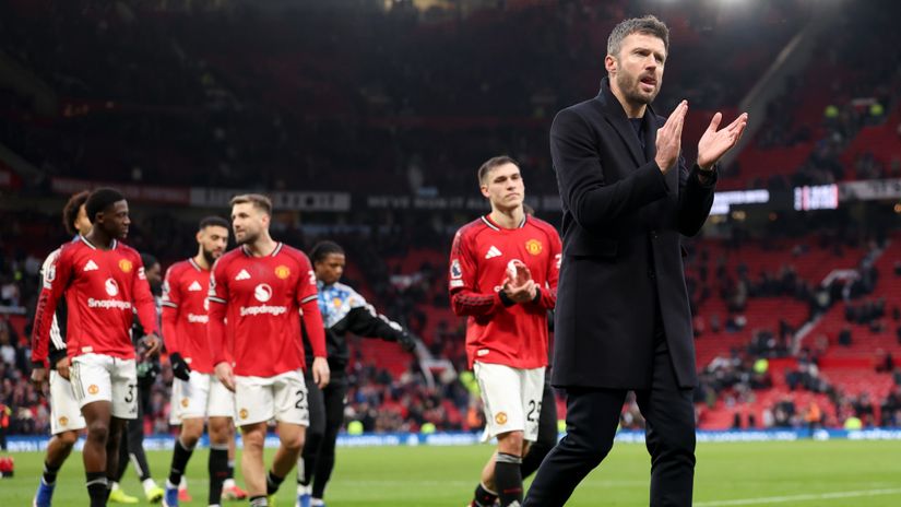 Michael Carrick and his lads after the win against Fulham (©Carl Recine/Getty Images)