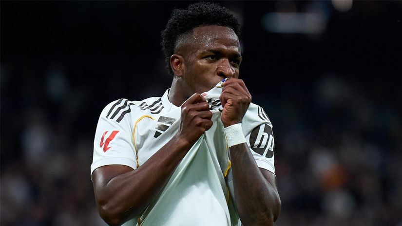 Vinicius Junior kissing Real Madrid's badge (©Angel Martinez/Getty Images)