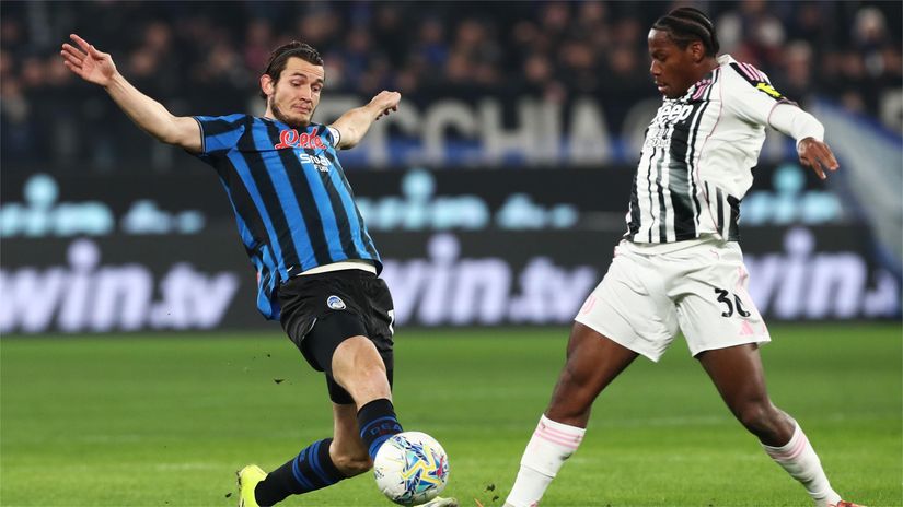 Marten de Roon clears the ball in front of Jonathan David (©Marco Luzzani/Getty Images)