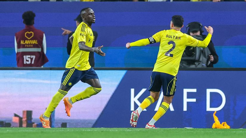 Sadio Mane celebrates his goal against Al-Ittihad with Sultan Al-Ghannam (©Abdullah Ahmed/Getty Images)