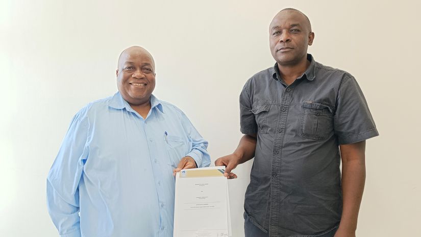 Mozzart Bet Deputy Country Manager Wakai Akino and Homeboyz chairman ©Cleophas Shimanyula © Mozzart Sport