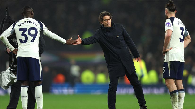 Kolo Muani says his farewell to Thomas Frank (©Steve Bardens/Getty Images)