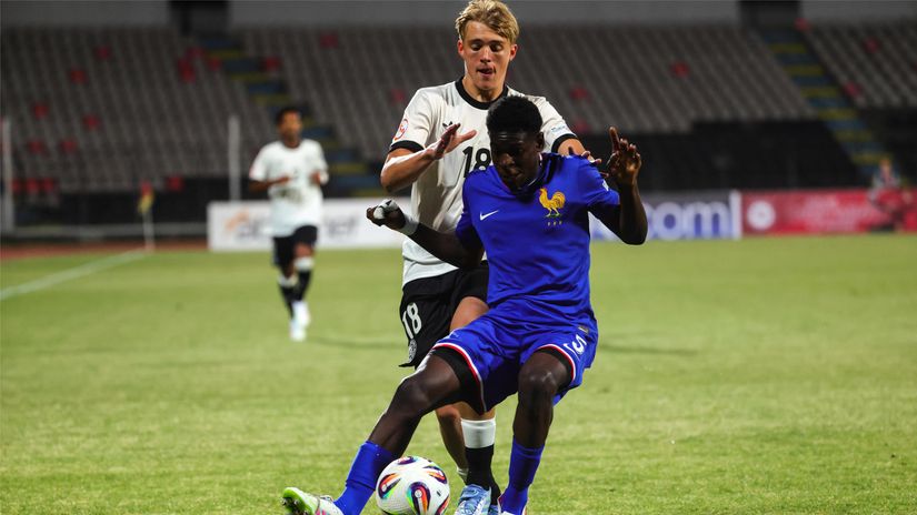 Emmanuel Mbemba in action for U17 France national side (©Armando Babani/Getty Images) 