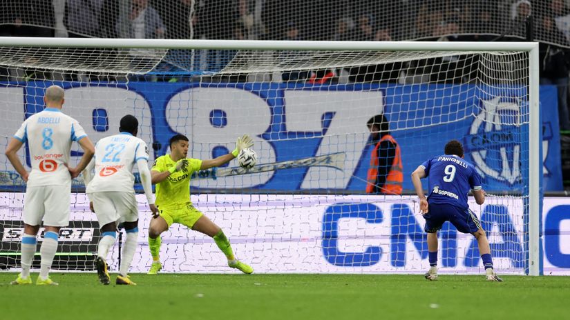 Panichelli scoring the second goal for Strasbourg (©Gallo Images)