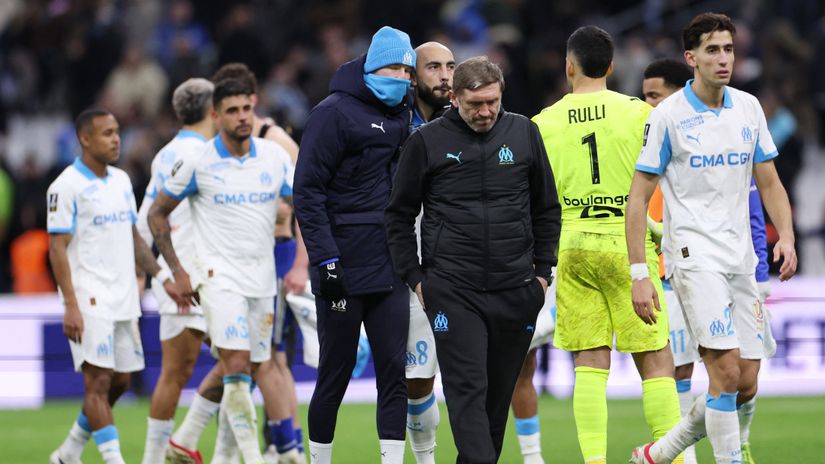 Devastated Marseille players after the match against Strasbourg (©Reuters/Alexandre Dimou/Gallo Images)