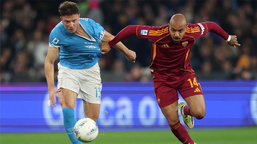 Malen (right) fights for the ball with Rrahmani of Napoli (©Francesco Pecoraro/Getty Images)