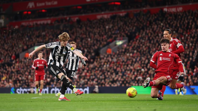 Anthony Gordon against Liverpool (©Getty Images)
