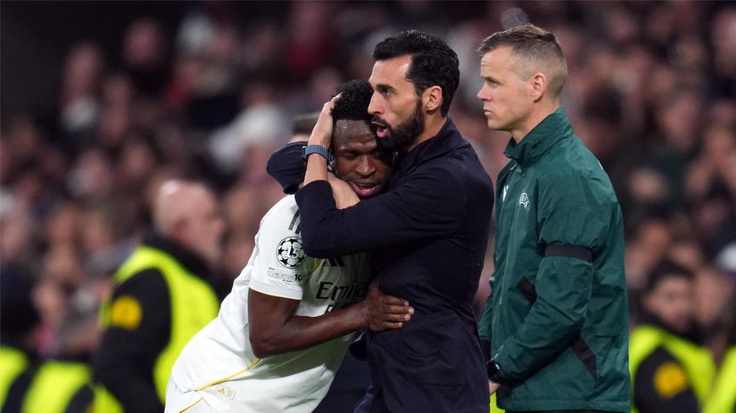Arbeloa hugs Vinicius Junior (©Aitor Alcalde/Getty Images)