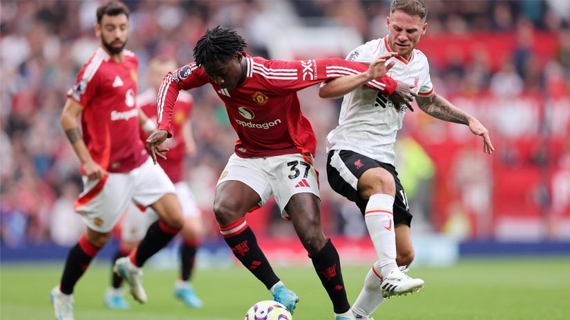 Mac Allister fights for the ball with Mainoo of Man Utd (©Catherine Ivill - AMA/Getty Images)