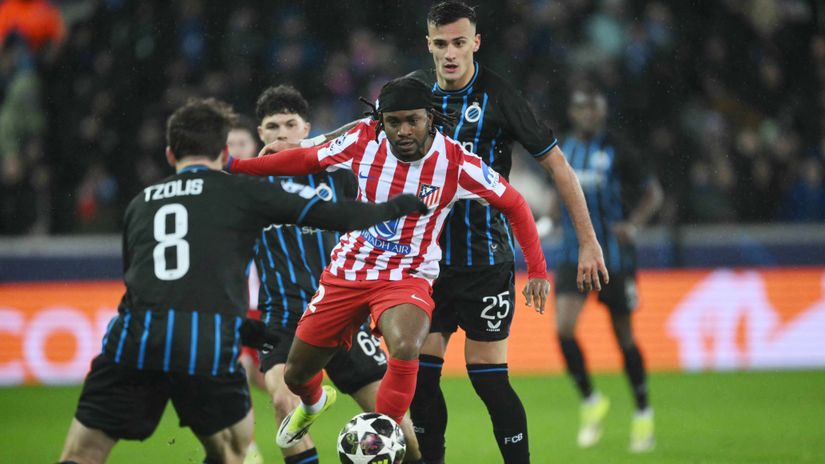 Lookman of Atletico fighting for the ball surrounded by Club Brugge players (©AFP)