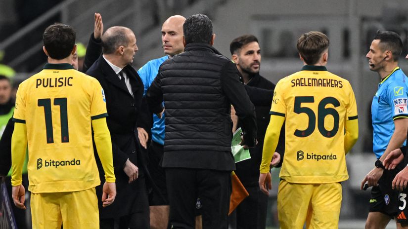The quarrel that started on the pitch continued in the tunnel (©AFP)
