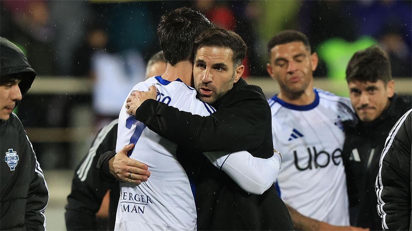 Fabregas hugs Morata (©Gabriele Maltinti/Getty Images)