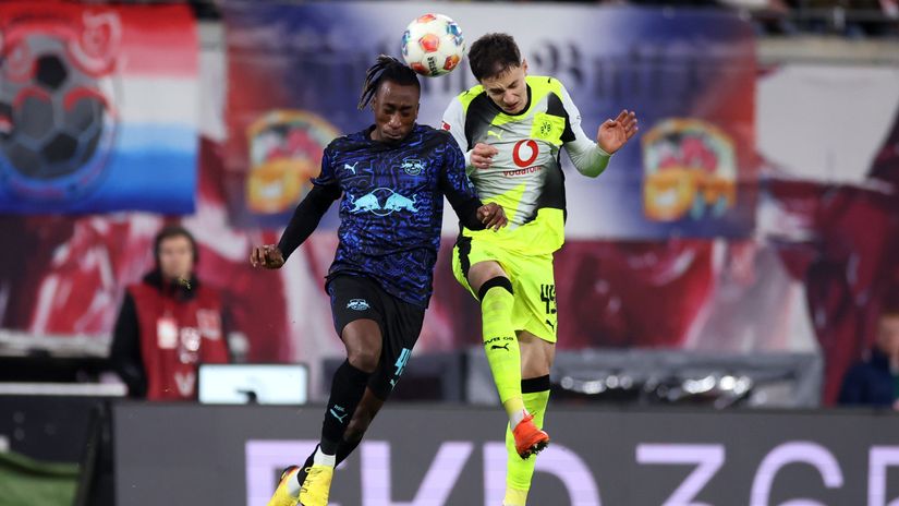 Yan Diomande of RB Leipzig and Luca Reggiani of Dortmund in a duel (©Alex Grimm/Getty Images)