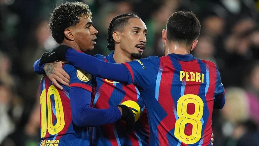 Pedri with Yamal and Raphinha (©Juan Manuel Serrano Arce/Getty Images)