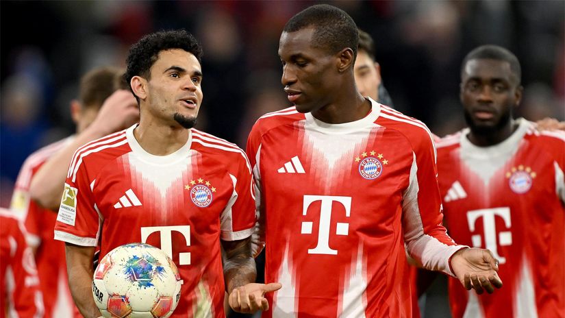 Luis Diaz chatting with Nicolas Jackson after the game (©Sebastian Widmann/Getty Images)