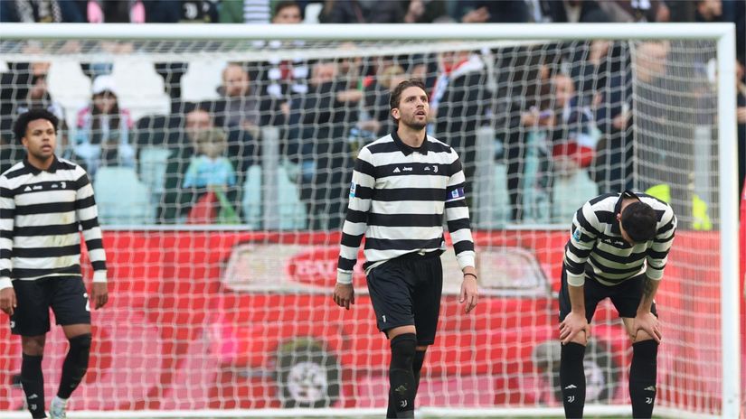 Juventus players react after conceding the opener against Como (©REUTERS/Ciro De Luca) 