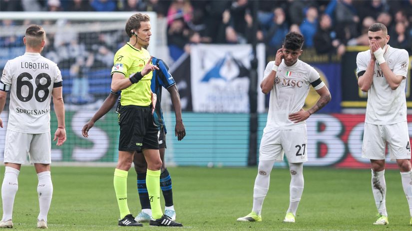 Referee Daniele Chiffi and Napoli players waiting to hear the VAR decision (©Emanuele Comincini/NurPhoto/NurPhoto via AFP)
