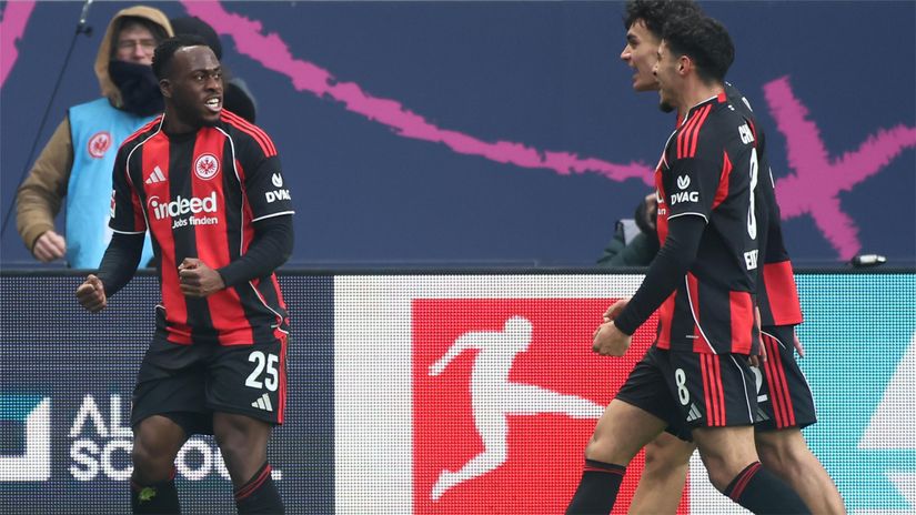 Kalimuendo celebrates with his teammates after scoring (©Alex Grimm/Getty Images)