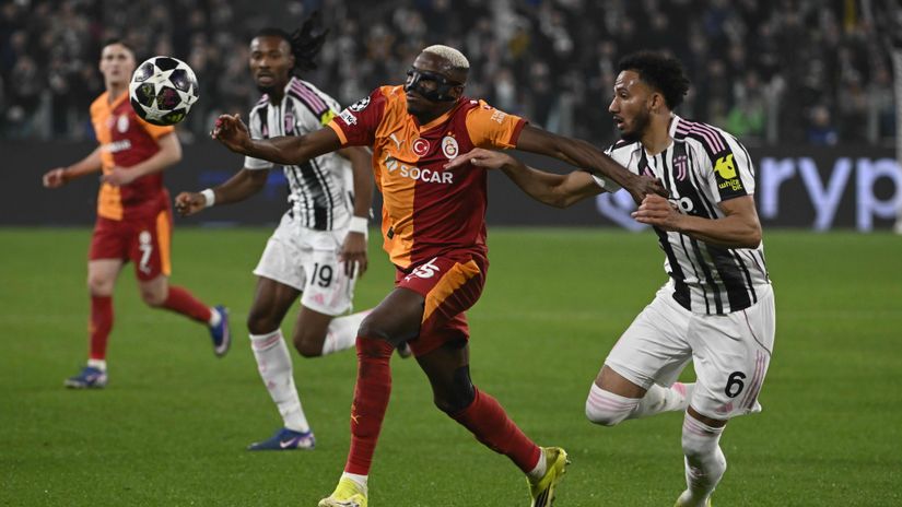 Osimhen in action against Kelly of Juventus (©Stefano Guidi/Getty Images)