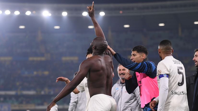 Lukaku celebrates his goal against Verona by pointing his finger to the sky and dedicating it to his late father (©Alessandro Sabattini/Getty Images)