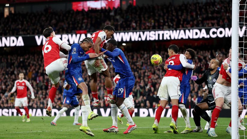 Timber scores the winner for Arsenal (©Justin Setterfield/Getty Images)