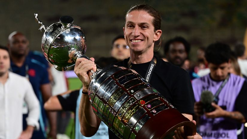 Filipe Luis with Copa Libertadores trophy (©Getty Images)