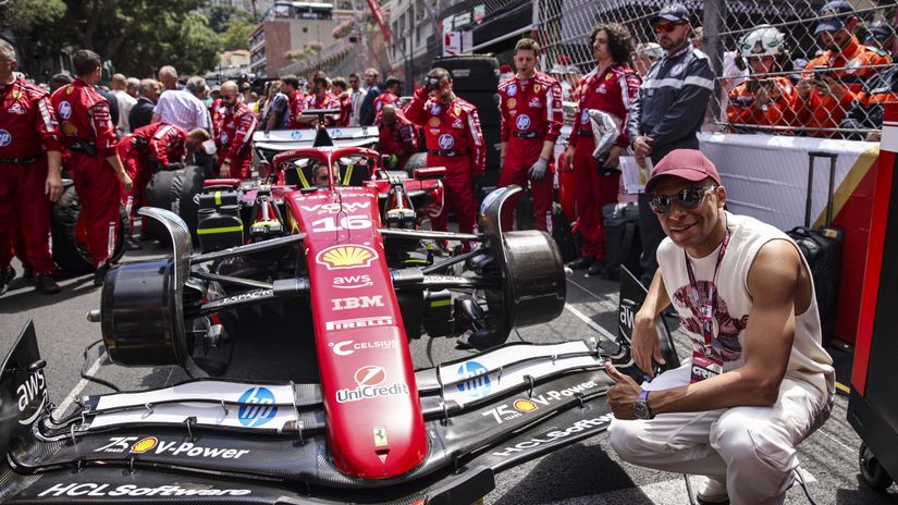 Mbappe posing next to an F1 car (©AFP)