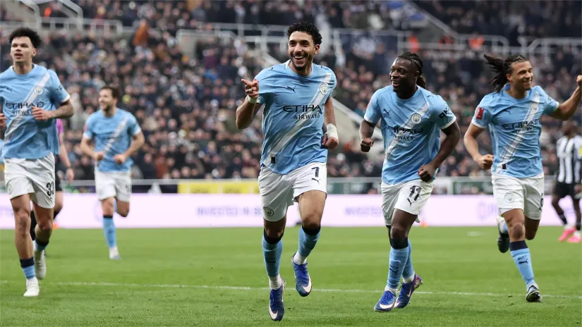 Marmoush and his teammates celebrate at St James' Park (©George Wood/Getty Images)