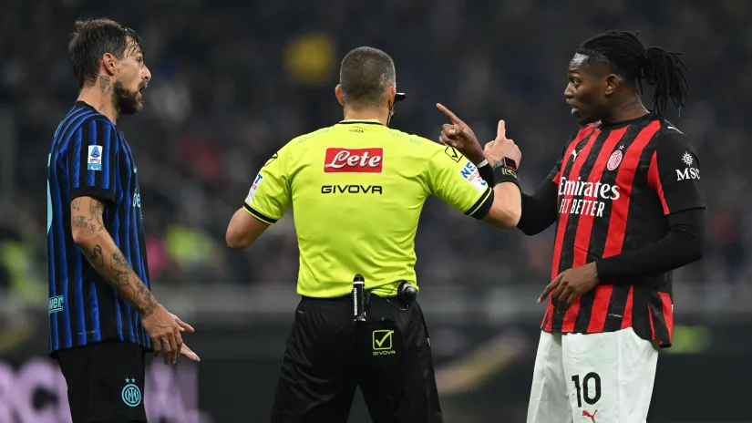 Accerbi of Inter and Rafael Leao of Milan (©AFP)