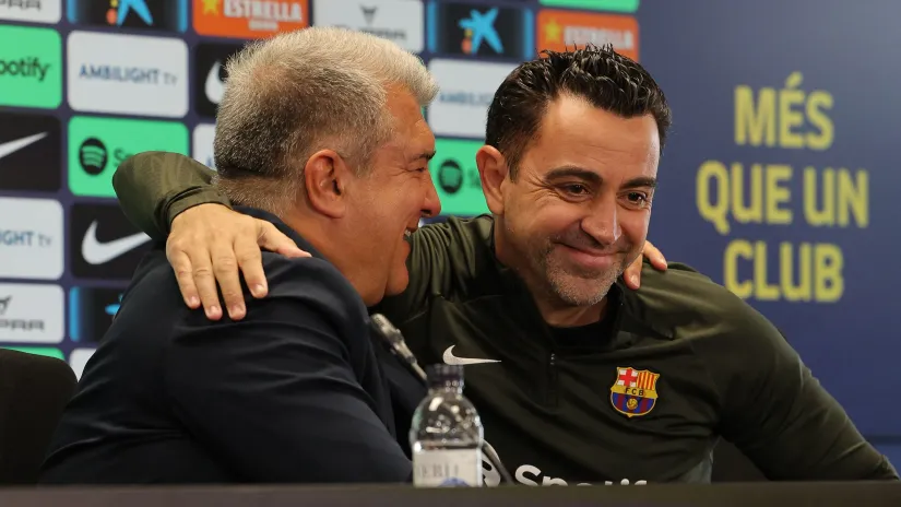 Xavi and Laporta (©AFP)