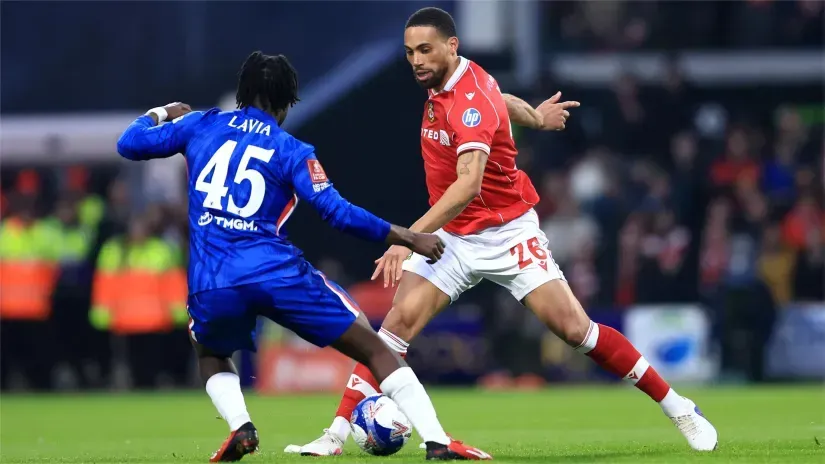 Vyner in action against Lavia of Chelsea (©Getty images)