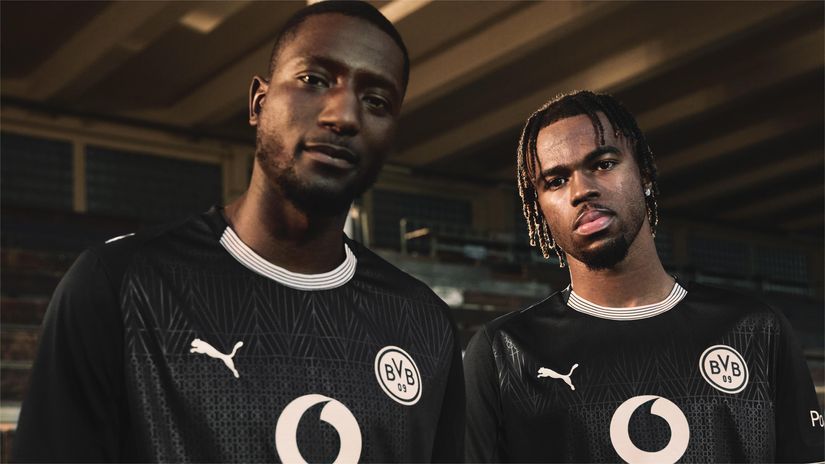 Guirassy and Chukwuemeka in the special retro kit (©X/BlackYellow)