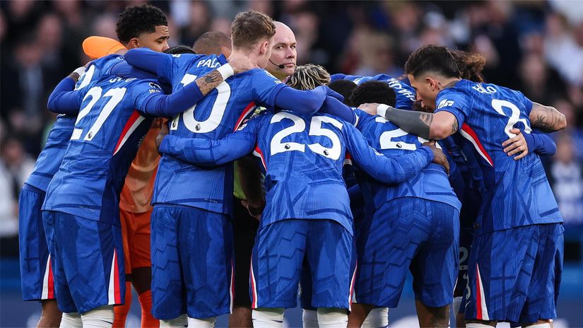 Chelsea players enter a huddle surrounding referee Paul Tierney against Newcastle (©Ryan Pierse/Getty Images)