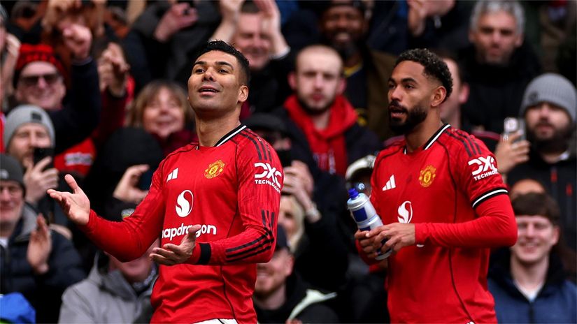 Casemiro and Cunha of Manchester United (©Lewis Storey/Getty Images)