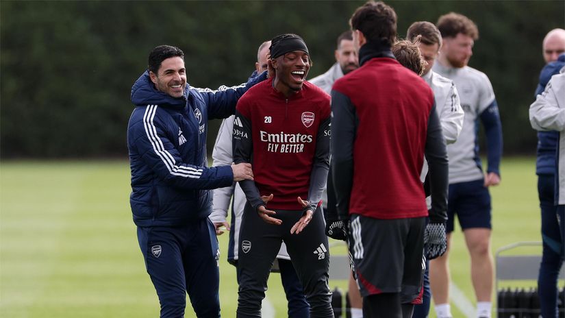 Arteta laughing with Madueke at the last practice before the Leverkusen tie (©Justin Setterfield/Getty Images)