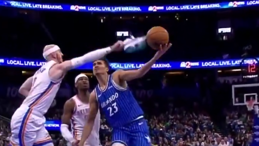 Caruso's "shoe-block" (©Screenshot/x.com/ESPNNBA)