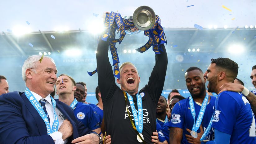 Kasper Schmeichel with EPL trophy (©Gallo Images)