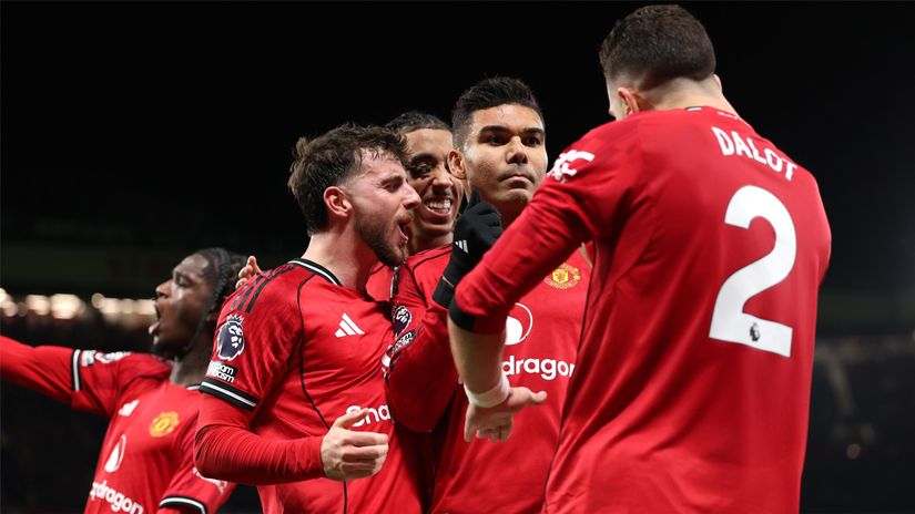 Manchester United players celebrating together (©Stu Forster/Getty Images)