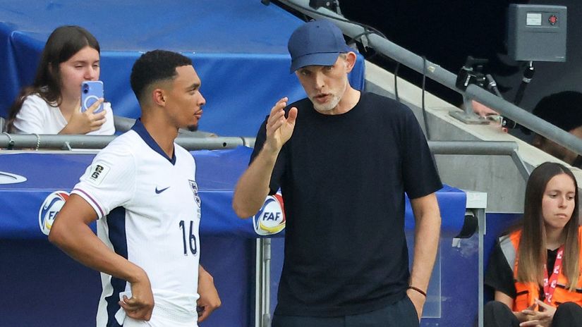 Tuchel talking to Trent during England's clash against Andorra last June (©AFP)