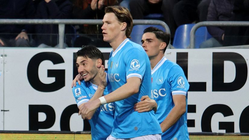 McTominay celebrates his early winner with his teammates (©Enrico Locci/Getty Images)