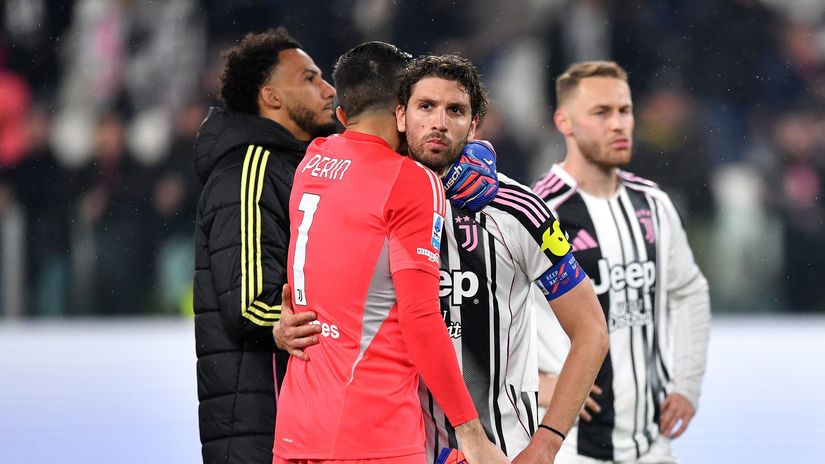 Mattia Perin consoles Manuel Locatelli, who missed a late spot kick to win the game for Juve (©Valerio Pennicino/Getty Images)