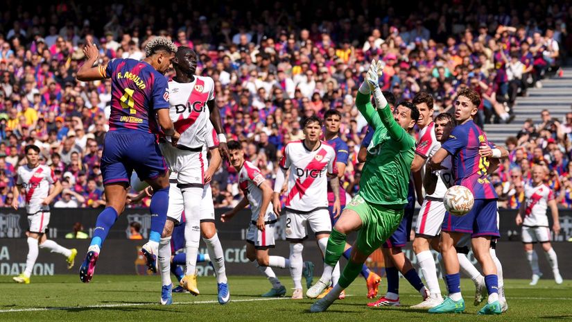 Ronald Araujo scores the winner for Barcelona (©Alex Caparros/Getty Images)