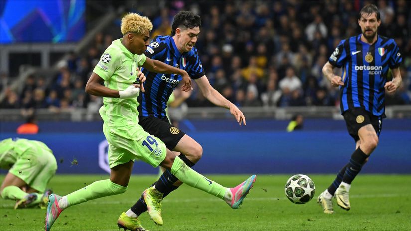 Bastoni tries to stop Lamine Yamal in that epic UCL showdown in 2025 (©Dan Mullan/Getty Images)